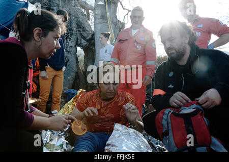 Les médecins à aider les réfugiés après avoir traversé les 7 kilomètres de distance du littoral turc de Lesvos. Banque D'Images