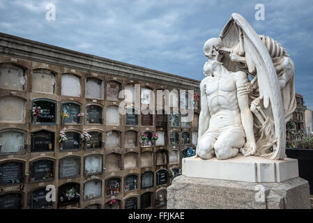 Le baiser de la mort sculpture de Josep Soler Llaudet tombe du cimetière de Poblenou (cimetière de l'Est) à Barcelone, Espagne Banque D'Images