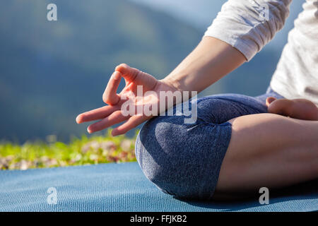 Close up lotus Padmasana poser Banque D'Images