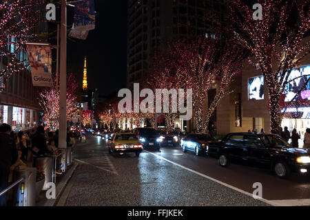 Le district de Roppongi Hills, Tokyo, Japon, Asie. Rue, route, voitures, les gens, la circulation, les arbres de Noël dans la nuit Banque D'Images