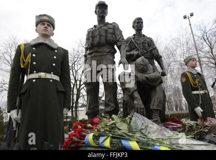 21 janvier 2016 - Les gardes d'honneur debout à côté d'un monument aux soldats tués en Afghanistan dans la guerre 1979-1989, à l'occasion de l'anniversaire du retrait des troupes soviétiques du pays, à Kiev. Le 15 février 2016. Le dernier détachement de l'armée soviétique ont quitté l'Afghanistan le 15 février 1989 après avoir mené une guerre de 10 ans dans l'échec d'une tentative d'imposer la domination soviétique dans le pays. Quelque 3 360 soldats ukrainiens ont été tués durant la guerre. © Michel Stepanov/ZUMA/Alamy Fil Live News Banque D'Images