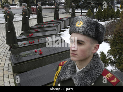 21 janvier 2016 - Les gardes d'honneur debout à côté d'un monument aux soldats tués en Afghanistan dans la guerre 1979-1989, à l'occasion de l'anniversaire du retrait des troupes soviétiques du pays, à Kiev. Le 15 février 2016. Le dernier détachement de l'armée soviétique ont quitté l'Afghanistan le 15 février 1989 après avoir mené une guerre de 10 ans dans l'échec d'une tentative d'imposer la domination soviétique dans le pays. Quelque 3 360 soldats ukrainiens ont été tués durant la guerre. © Michel Stepanov/ZUMA/Alamy Fil Live News Banque D'Images