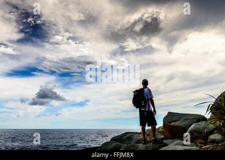 Un homme les yeux dans un beau ciel du soir au large de la côte de Pulau Manukan island en Malaisie. Banque D'Images