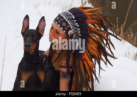 Girl in native american coiffure avec Dobermann Banque D'Images