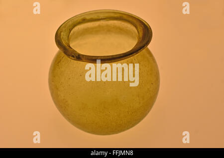 Ancienne cité romaine bol en verre clair presque sphérique avec de grandes lèvres Banque D'Images