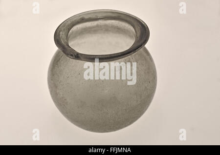 Ancienne cité romaine bol en verre clair presque sphérique avec de grandes lèvres Banque D'Images