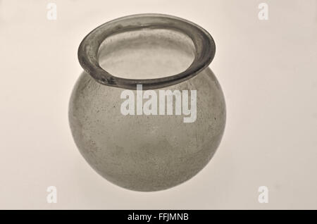 Ancienne cité romaine bol en verre clair presque sphérique avec de grandes lèvres Banque D'Images