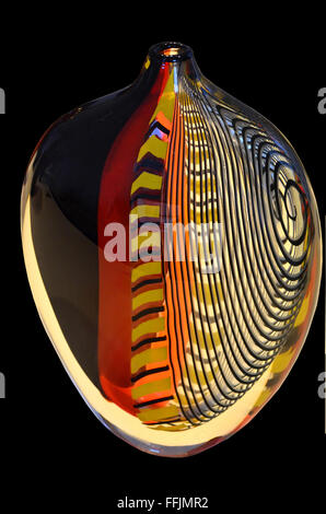 Beau vase en verre, montrant les techniques de conception et de fabrication complexe. Isolé sur un fond noir Banque D'Images