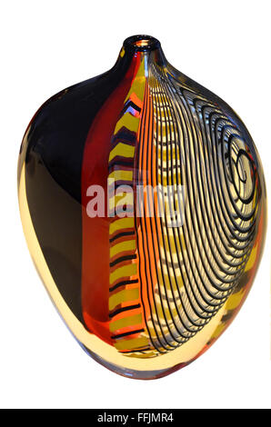 Beau vase en verre, montrant les techniques de conception et de fabrication complexe. Isolé sur fond blanc Banque D'Images