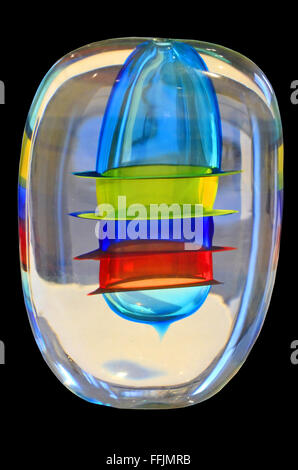 Belle Création en verre de Murano, des techniques innovatrices montrant les compétences et le talent artistique. Isolé sur un fond noir Banque D'Images