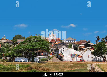 Dutch Galle Fort (forteresse) Galle, Sri Lanka, vue générale avec église chrétienne avec Shri et Temple Bouddhiste Sudharmalaya Banque D'Images