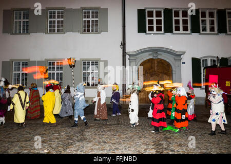 Bâle, Suisse. 15 Février, 2016. Lantern le Morgestraich défilé du carnaval de Bâle. La Morgestraich, également appelé Morgenstreich, est la parade d'ouverture de la célèbre fête du carnaval de Bâle. Il commence à 4 heures du matin après le mercredi des Cendres. L'ensemble de l'éclairage des rues de la ville s'éteint et la lanterne de la clique de carnaval brillent dans les rues. Credit : Dominic Steinmann/Alamy Live News Banque D'Images