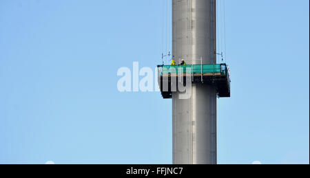 Brighton, Sussex, UK. 15 Février, 2016. Ouvriers obtenir le premier aperçu de la vue depuis la Grande Roue de i360 tour d'observation en construction à Brighton comme ils l'expérience de test sur une plate-forme temporaire aujourd'hui . Le voyage a duré environ 45 minutes de haut en bas ce matin leur donnant une vue sur le comté et sur la mer Crédit : Simon Dack/Alamy Live News Banque D'Images