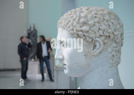 Musée Archéologique de Naples, vue de profil d'un buste d'une jeunesse grecque dans le Museo Archeologico Nazionale de Naples, Italie. Banque D'Images