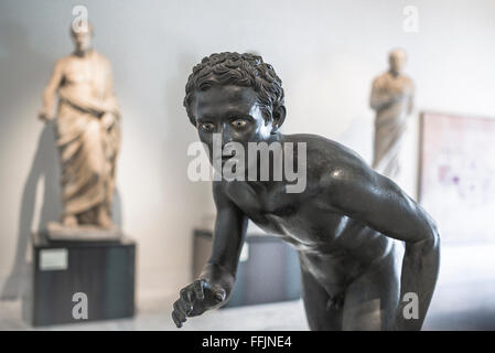 Musée Archéologique de Naples, une statue d'un athlète dans le Museo Archeologico Nazionale de Naples, Italie. Banque D'Images