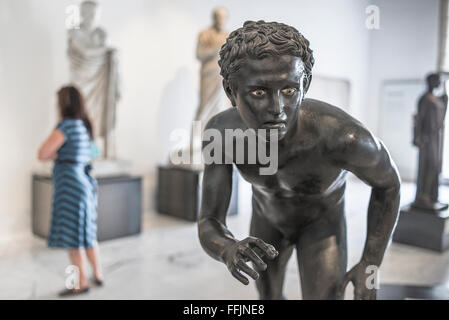 Musée archéologique de Naples, vue sur une statue de l'ancienne période romaine d'un athlète dans le Museo Archeologico Nazionale à Naples, Italie. Banque D'Images