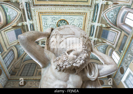 Atlas des Farnois, vue sur la statue de l'Atlas des Farnois dans le Musée National d'Archéologie de Naples (Museo Archeologico Nazionale), Naples, Italie Banque D'Images