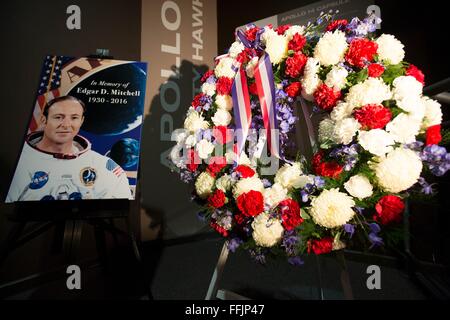 Une couronne commémorative placée à côté du module de commande Apollo 14 exposants à la Saturn V pour rendre hommage à la mémoire de l'ancien astronaute Edgar Mitchell de la NASA au Centre spatial Kennedy le 12 février 2016 à Cape Canaveral, en Floride. Mitchell, l'une des 12 l'homme à marcher sur la lune est décédé le 4 février 2016. Banque D'Images