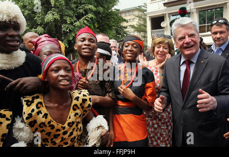 Lagos, Nigeria. 09Th Feb 2016. Le Président allemand Joachim Gauck (2e R) et son partenaire Daniela Schadt (3e R) Visitez le Freedom Park et danseurs nigérians à Lagos, Nigeria, 09 février 2016. Le Président allemand Joachim Gauck est de payer une visite de cinq jours au Nigéria. Photo : Wolfgang Kumm/dpa/Alamy Live News Banque D'Images