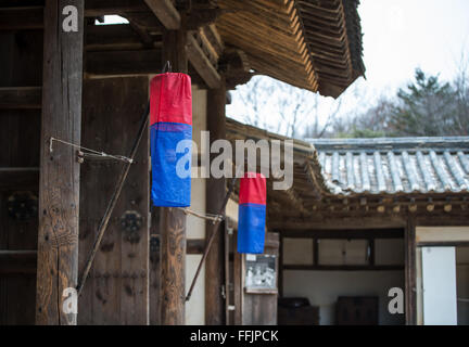 Lampe de rue traditionnels coréens, avec drapeaux rouges et bleus dans village avec l'architecture ancienne en Corée du Sud Banque D'Images