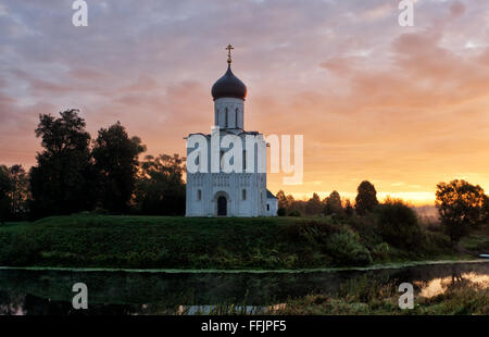 Beau lever de soleil sur l'église de l'Intercession de la Sainte Vierge sur la rivière Nerl, Bogolyubovo, Russie Banque D'Images