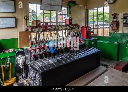 Boîte de signalisation historique à la gare de Havenstreet de la ligne de chemin de fer à vapeur de l'île de Wight, dans le sud-est de l'Angleterre Banque D'Images