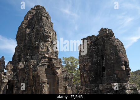 Visages de pierre énorme sur les tours du temple Bayon, Angkor Thom, près de Siem Reap, Cambodge, Asie. Construit en fin du 12ème ou début 13ème ce Banque D'Images