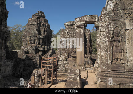 Visages de pierre énorme sur les tours du temple Bayon, Angkor Thom, près de Siem Reap, Cambodge, Asie. Banque D'Images