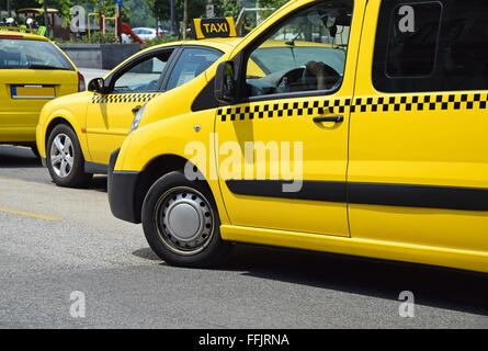 Les voitures de taxi dans la rue Banque D'Images