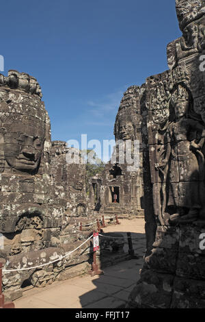 Visages de pierre énorme sur les tours du temple Bayon, Angkor Thom, près de Siem Reap, Cambodge, Asie. Banque D'Images