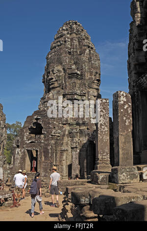 Visages de pierre énorme sur les tours du temple Bayon, Angkor Thom, près de Siem Reap, Cambodge, Asie. Banque D'Images