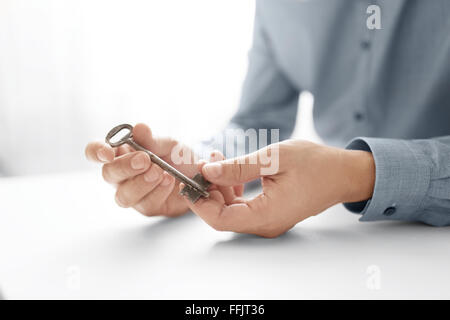 Businessman's hand holding key. Solutions d'affaires clés. Concept d'affaires de succès. Banque D'Images