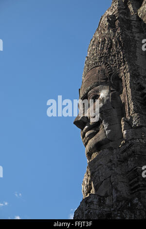 Immense face sculptée sur une tour, temple Bayon, Angkor Thom, près de Siem Reap, Cambodge, Asie. Banque D'Images