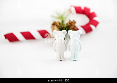 Beau petit ours en plâtre souhaite Joyeux Noël, fond rouge Banque D'Images