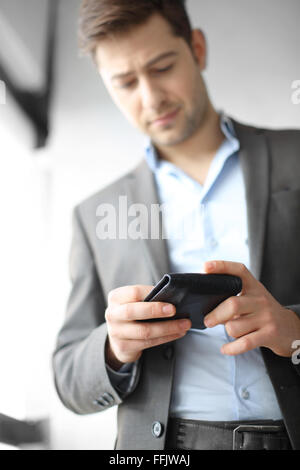 De l'argent. L'argent comptant. Gagner de l'argent. La tendresse avec de l'argent.. Man in suit détient en portefeuille à la main Banque D'Images