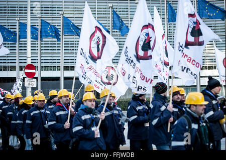 Les travailleurs de l'industrie de l'acier tenir la protestation contre le dumping de produits chinois sur le marché européen. Environ 7 000 manifestants ont participé à la manifestation devant le siège de la Commission européenne à Bruxelles, Belgique le 15.02.2016 par Wiktor Dabkowski Banque D'Images