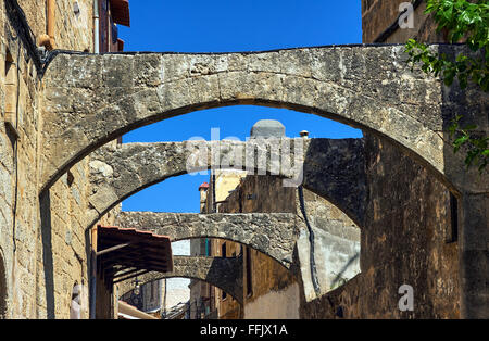 Des arches en pierre dans une rue étroite dans la ville de Rhodes en Grèce Banque D'Images