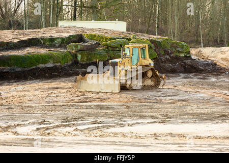 La Suède, de Kallinge- Février 07, 2016 : le tracteur à chenilles Caterpillar CAT D5H Series II au travail sur un chantier de construction. Banque D'Images