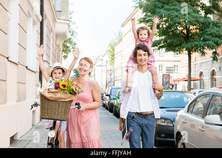 Famille avec deux enfants de marcher en ville Banque D'Images