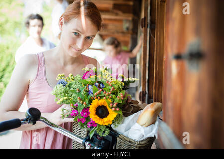 Portrait of mid adult woman with flowers Banque D'Images