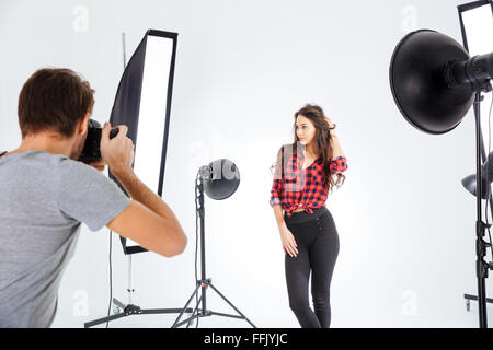 Modèle de prise de vue photographe professionnel en studio avec flash softboxes Banque D'Images