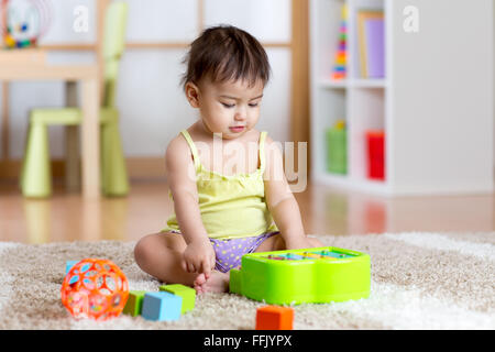 Enfant avec develepmental les jouets. L'éducation précoce pour les enfants. Art toys en bois coloré. Petite fille jouer de la musique. Kid avec piano. Banque D'Images