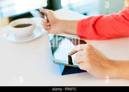 Femme en vacances shopping online with digital tablet Banque D'Images
