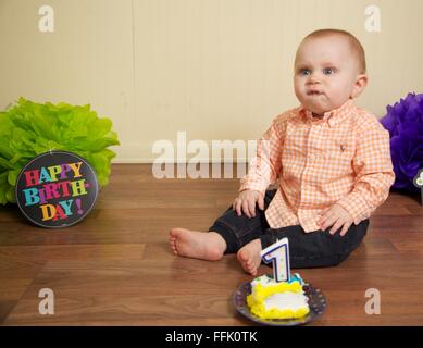 Baby Boy's first birthday cake smash Banque D'Images