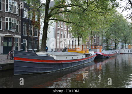 Maisons de bateaux peut être très soignés et sont un mode de vie à Amsterdam. Banque D'Images