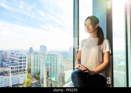 Femme en vacances à la recherche d'une fenêtre Banque D'Images