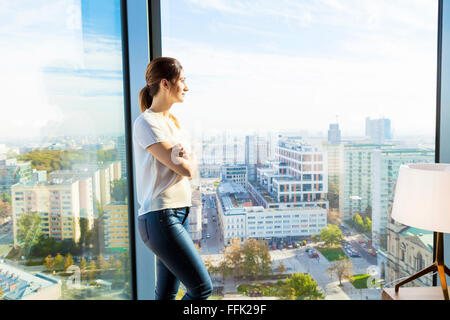 Femme en vacances à la recherche d'une fenêtre Banque D'Images