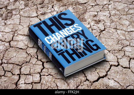 Cela change tout, un livre sur le changement climatique par Naomi Klein. Banque D'Images