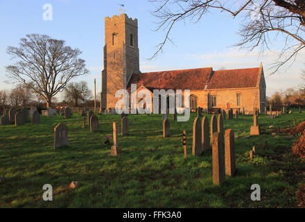 La fin de l'après-midi l'hiver lumière dorée tombe sur Saint John the Baptist Church, Rogue, Suffolk, Angleterre, RU Banque D'Images