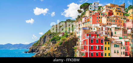 L'architecture des bâtiments au Cinque Terre - Cinq Terres ,au village de Riomaggiore, l'un des plus populaires dans le monde. Banque D'Images